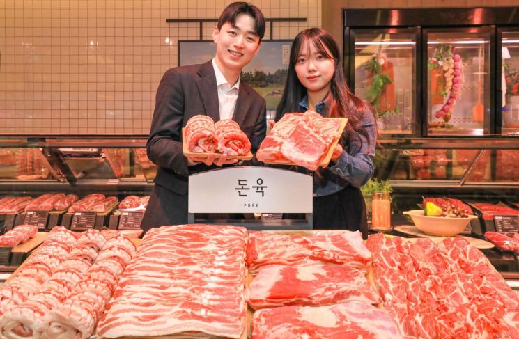 서울 강남구 현대백화점 무역센터점에서 현대백화점 관계자들이 자체 돈육 브랜드 '현대 셀렉티드 포크'를 소개하고 있다. 현대백화점 제공