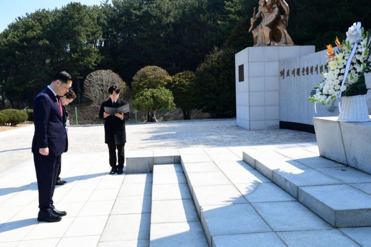 이희완 국가보훈부 차관이 의료지원단 참전기념비를 참배하고 있다. 국가보훈부 제공