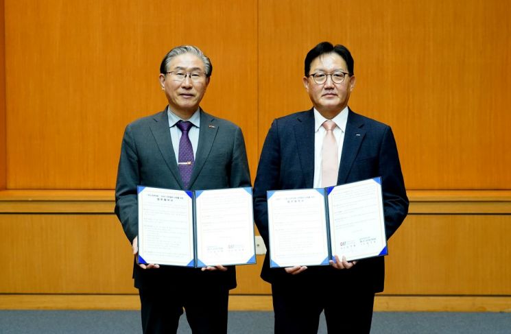 지난 19일 GIST와 ㈜포스코퓨처엠이 이차전지소재 지역우수인재 양성을 위한 업무협약을 체결하고 기념촬영을 하고 있다. (왼쪽부터) GIST 임기철 총장, ㈜포스코퓨처엠 홍영준 기술연구소장. GIST 제공