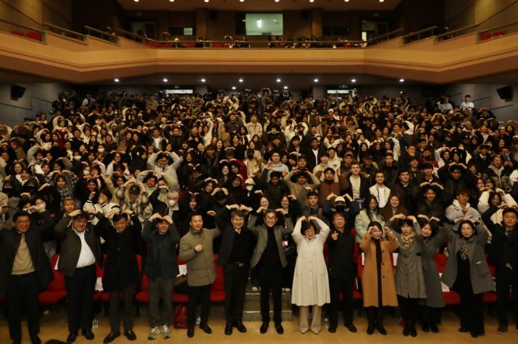 가천대학교가 19일 국제대학 입학식을 개최했다. 입학생과 학교 관계자 등이 기념사진을 찍고 있다. 가천대학교 제공