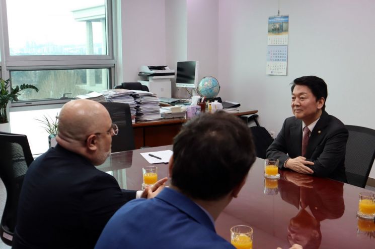 안철수 국민의힘 의원이 20일 더불어민주당 법률위원회가 자신을 명예훼손죄로 고발한 데 대해 "먼저 이재명 대표는 최상목 대행에게 '몸조심하라'고 협박한 것을 사과하라"고 말했다. 안철수 페이스북