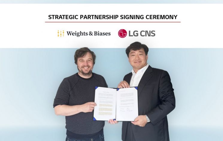 박상엽 LG CNS 최고기술책임자(CTO) 상무(오른쪽)가 W&B 최고경영자(CEO)인 루카스 비왈드와 19일(현지시간) 업무협약을 체결하고 있다.