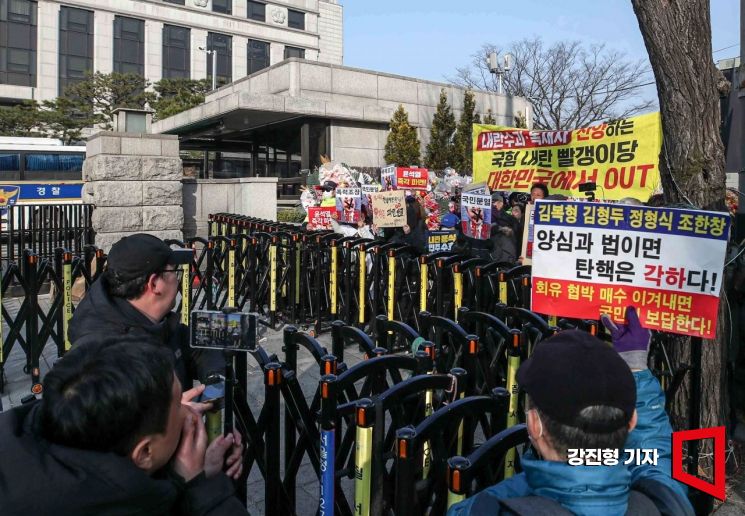 '尹탄핵 107일째' 헌재의 시간 언제까지…4월4일·11일 선고 거론