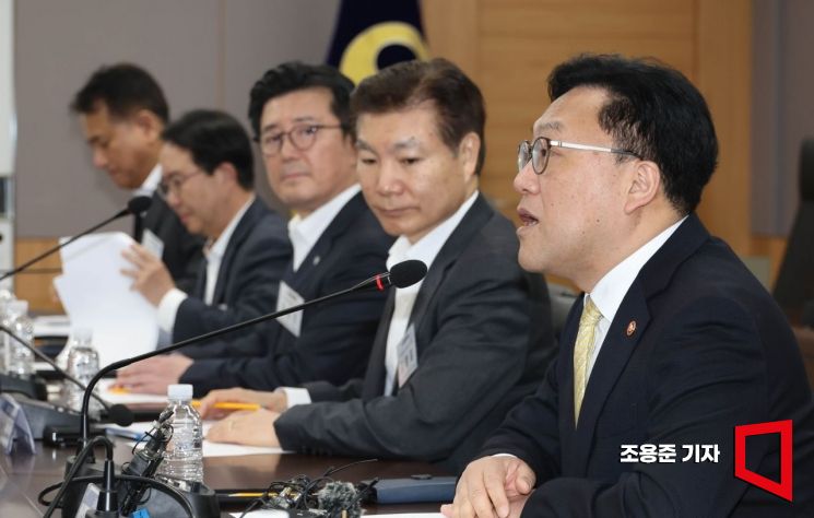 [포토] 시중 저축은행 간담회 발언하는 김병환 위원장