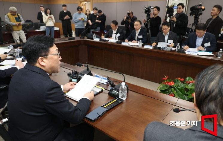 [포토] 김병환 위원장, 저축은행 간담회 발언