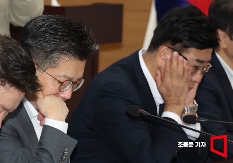 [포토] 생각에 잠긴 시중 저축은행 대표들