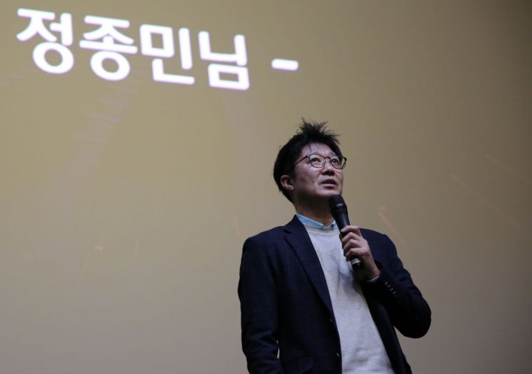 지난 19일 CGV용산아이파크몰에서 진행된 타운홀 미팅에서 구성원들과 소통하고 있는 CGV 정종민 대표. CJ CGV 제공