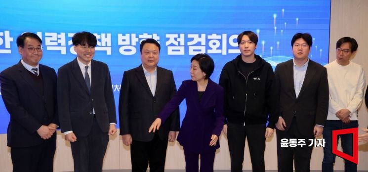 [포토] 오영주 장관, AI업계와 전략회의