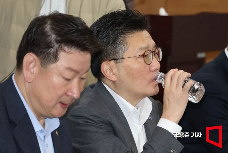 [포토] 물마시는 송철호 드림저축은행 대표