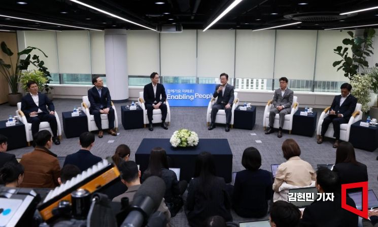 [포토] 간담회 앞서 환담하는 이재명 대표와 이재용 회장