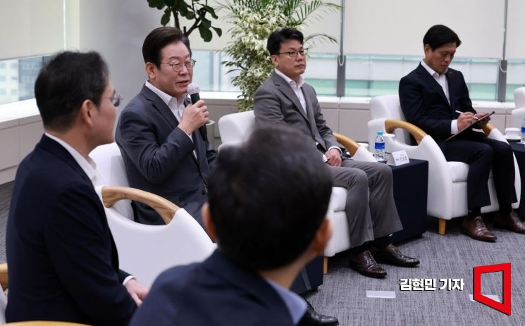 Lee Jae-myung, leader of the Democratic Party of Korea, and Lee Jae-yong, chairman of Samsung Electronics, are conversing warmly ahead of the 'Youth Employment Support On-site Meeting' held on March 20 last year at Samsung Youth Software Academy (SSAFY) in Gangnam-gu, Seoul. Photo by Kim Hyun-min
