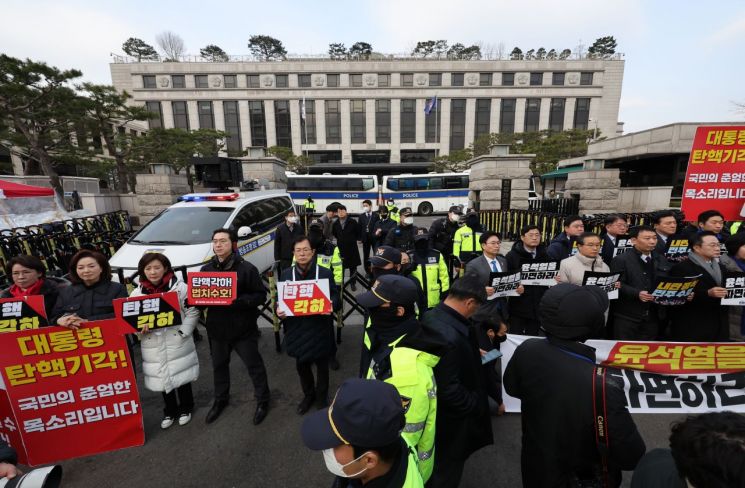 윤석열 대통령 탄핵심판 선고일 발표가 늦어지고 있는 가운데 20일 서울 종로구 헌법재판소 앞에서 국민의힘 나경원, 김민전, 강민국, 이만희 의원이 탄핵 반대 릴레이 시위를(왼쪽), 더불어민주당 박성준 원내운영수석부대표, 김용민 원내정책수석부대표 등 원내부대표단이 신속한 파면 촉구 기자회견을 하고 있다. 연합뉴스