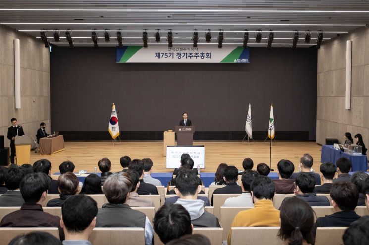 이한우 현대건설 대표가 20일 서울 종로구 본사에서 열린 제75기 정기 주주총회에서 인사말을 하고 있다. 현대건설 제공