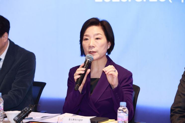 오영주 중소벤처기업부 장관이 20일 서울 강남구 팁스타운 S1에서 열린 'AI 활용·확산을 위한 인력정책 방향 점검회의'에서 인사말을 하고 있다. 중기부 제공