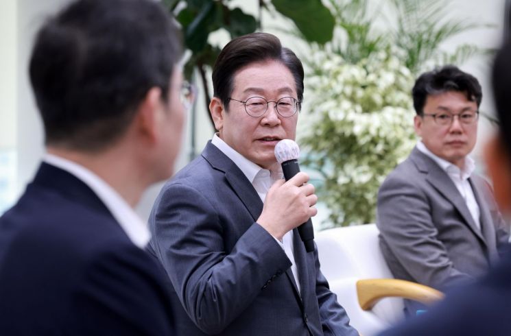 더불어민주당 이재명 대표와 삼성전자 이재용 회장이 20일 서울 강남구 삼성 청년 소프트웨어 아카데미(SSAFY)에서 열린 '청년 취업 지원 현장 간담회'에 앞서 환담하고 있다. 김현민 기자