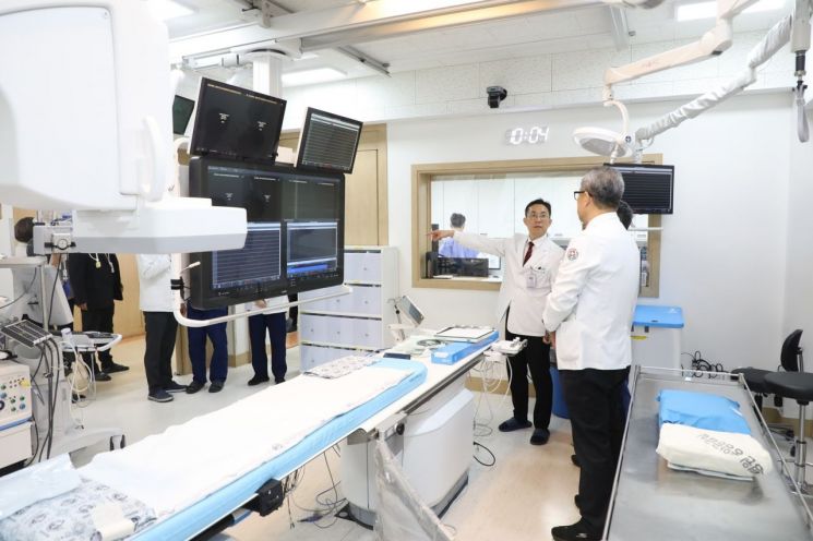 전남대병원 심혈관센터는 최근 7동 6층 심혈관센터 앞에서 정 신 병원장, 홍영준 심혈관센터장, 안영근 교수 등 관계자들이 참석한 가운데 신규 심도자실 개소식을 열었다. 전남대병원 제공