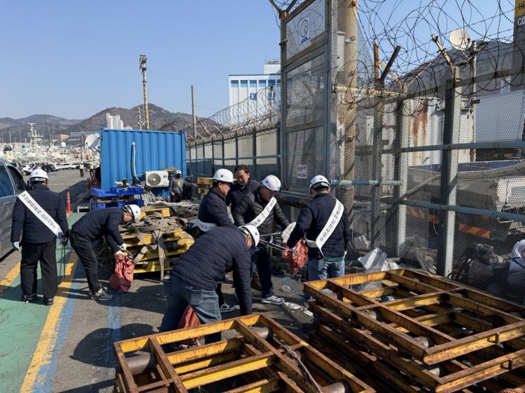 감천항 환경정화활동 현장. 부산항만공사 제공