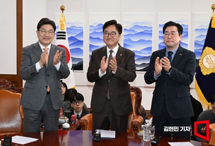우원식 국회의장과 권성동 국민의힘 원내대표(왼쪽), 박찬대 더불어민주당 원내대표(오른쪽)가 20일 국회 의장실에서 국민연금 개혁안 합의문을 발표하고 있다. 2025.3.20 김현민 기자