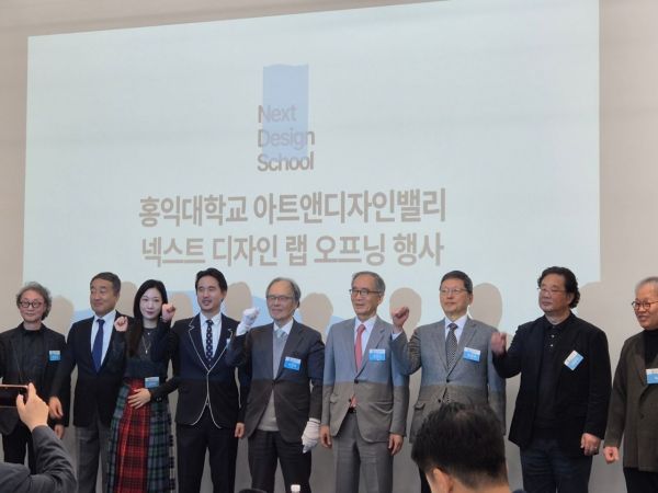 김익환 부회장(왼쪽에서 네번째)이 기념사진을 찍고 있다. 이날 행사에는 김지원 한세엠케이 대표(왼쪽에서 세번째)와 김동녕 한세예스24홀딩스 회장(왼쪽에서 여섯번째)도 참석했다. 이민지 기자.