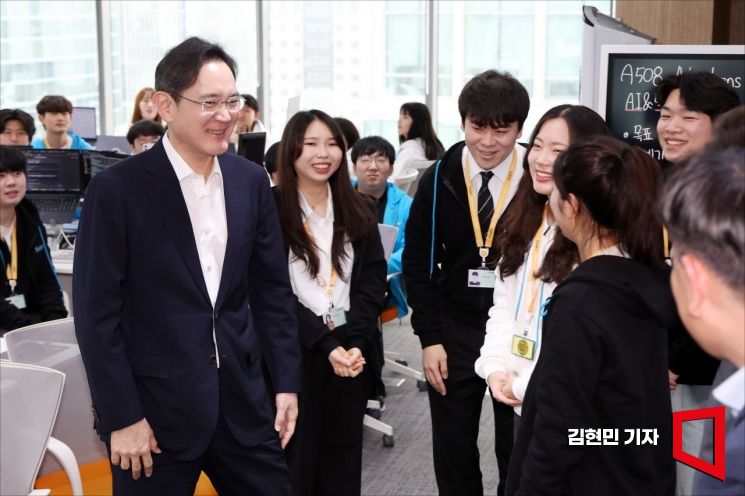 [포토] 청년들과 대화하는 이재용