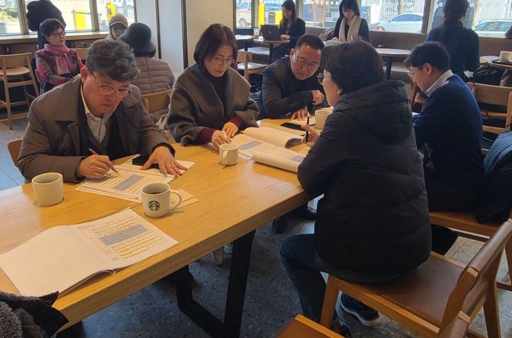 광양시는 지난 19일 국회를 방문해 권향엽 국회의원과 면담을 갖고, 철강·이차전지 산업의 위기 대응을 위한 정부 지원을 요청했다. 광양시 제공