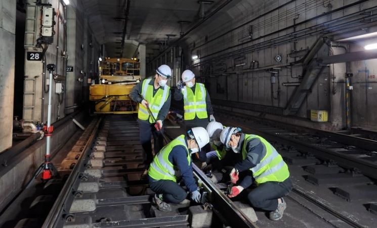 Daejeon Transit Corporation conducted an emergency recovery drill on the early morning of the 20th, simulating rail damage in a tunnel near Government Complex Station on Daejeon Metro Line 1. Photo by Daejeon Transit Corporation