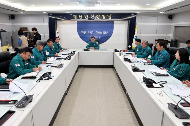 김산 군수 주재로 구제역 확산 방지 회의를 하고 있다. 무안군 제공