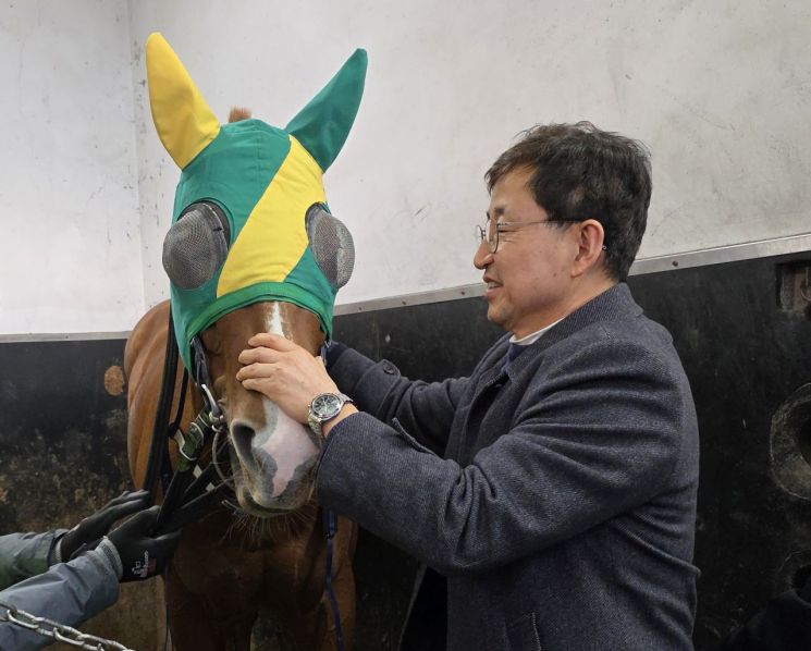 출전마를 살펴보고 있는 이종훈 마주.