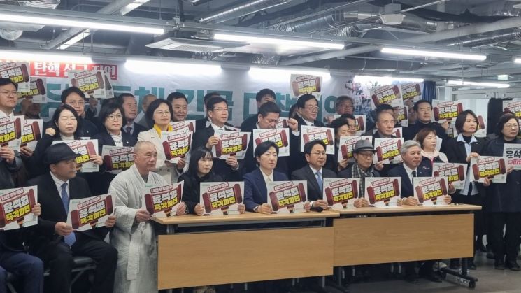 20일 광주 동구 전일빌딩245에서 열린 윤석열 대통령 파면 촉구 광주공동체 긴급 기자회견 모습. 이날 회의에는 강기정 광주시장과 신수정 광주시의회 의장, 김이강 서구청장, 김병내 남구청장, 문인 북구청장, 박병규 광산구청장, 광주비상행동 대표단 등이 함께했다. 민찬기 기자