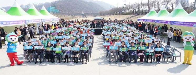 광주시가 20일 세계 물의 날을 맞아 500여 명의 시민들이 참석한 가운데 청석공원에서 '제33회 세계 물의 날' 기념행사를 진행하고 있다. 경기 광주시 제공