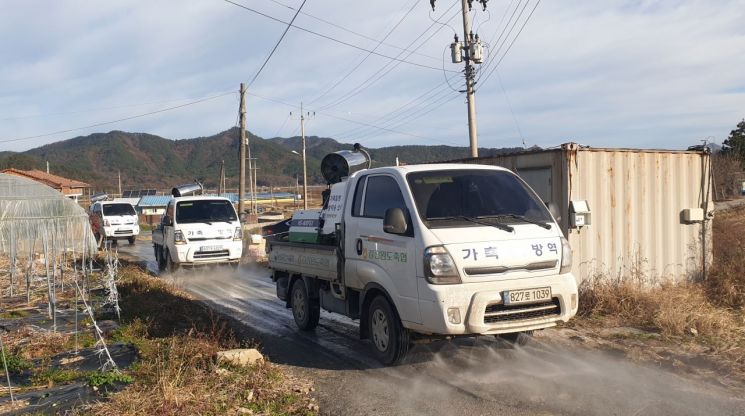 전남도는 화순 세량지 인근서 조류인플루엔자에 감염된 채 폐사한 삵이 발견됨에 따라 차단 방역에 나섰다. 전남도 제공