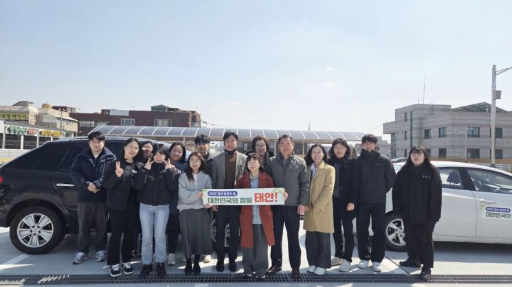 ‘대한민국의 정원’ 충남 태안군이 2025년을 ‘태안 방문의 해’로 정하고 적극적인 관광객 유치에 나서고 있는 가운데, 공직자들도 방문객 증가를 위해 자발적인 움직임에 나서고 있어 관심을 끌고 있다. /태안군