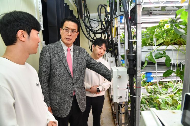 이순걸 울주군수가 꿈꾸는 청년대장간 입주기업을 방문해 격려하고 있다. 울주군 제공