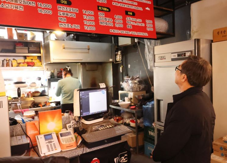 김동연 경기도지사가 20일 수원 영통구 음식점을 찾아 음식을 주문하고 있다. 경기도 제공