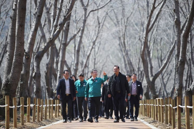 홍남표 창원특례시장, 웅동수원지 벚꽃단지 개방 현장 점검.