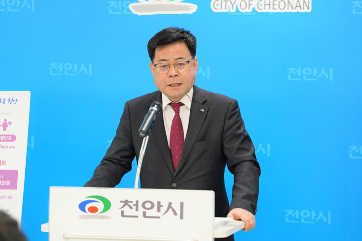 차명국 기획조정실장이 20일 시청 브리핑실에서 정레브리핑을 진행하고 있다(천안시 제공)