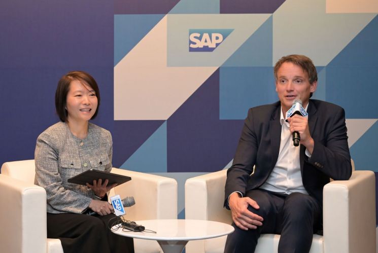 크리스찬 클라인 SAP 최고경영자(CEO·오른쪽)와 신은영 SAP 코리아 대표가 20일 오후 서울 중구 신라호텔에서 열린 '비즈니스 언리시드' 기자간담회에서 발언하고 있다. SAP 제공