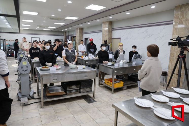 경북 구미시가 낭만야시장 품평회를 열고 있다.
