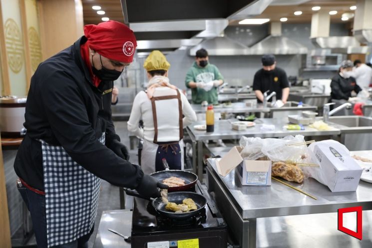 경북 구미시가 낭만야시장 품평회를 열고 있다.