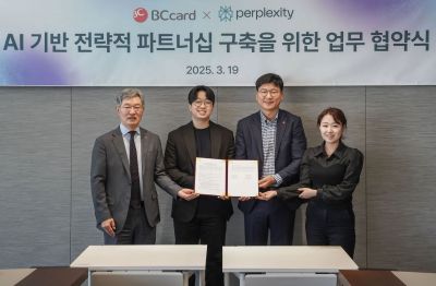 BC카드와 퍼플렉시티가 19일 서울 중구 소재 BC카드 사옥에서 인공지능(AI) 기반 전략적 파트너십 구축 업무협약을 맺고 관계자들이 기념촬영을 하고 있다.
왼쪽부터 최원석 BC카드 대표이사 사장, 준 모리타 퍼플렉시티 아시아태평양지역부사장, 조명식 BC카드 AI 본부장 상무, 황유라 퍼플렉시티 아태지역파트너십장. BC카드 제공