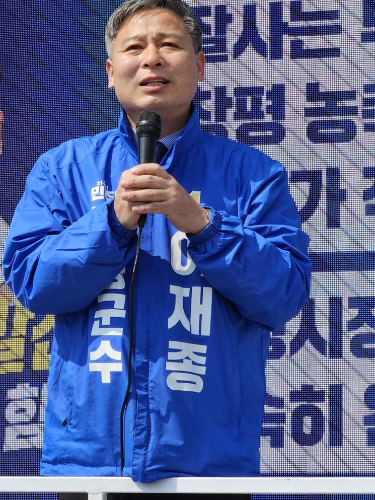 이재종 담양군수 재선거 더불어민주당 후보가 공식 선거운동이 시작된 20일 창평시장에서 지지를 호소하고 있다. 강성수 기자