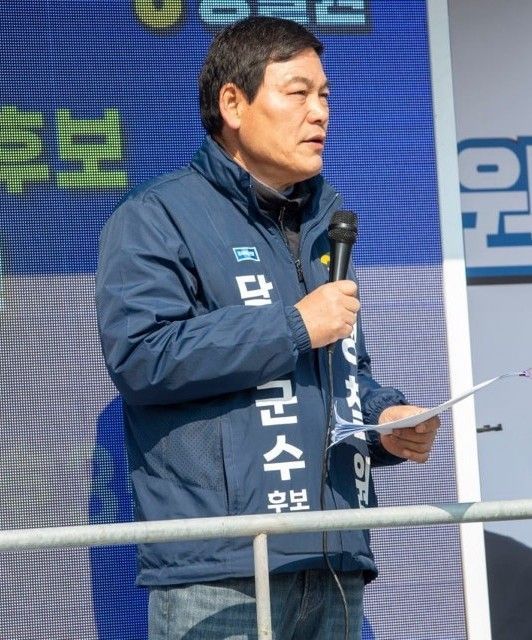 정철원 담양군수 재선거 조국혁신당 후보가 공식 선거운동이 시작된 20일 창평시장에서 지지를 호소하고 있다. 정철원 후보 제공