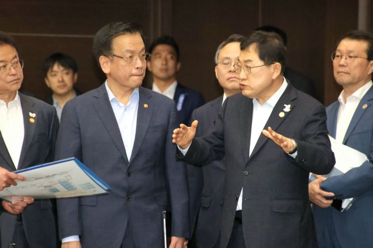 주낙영 경주시장(오른쪽)이 최상목 대통령 권한대행 부총리 겸 기획재정부 장관에게 경주 화백컨벤션센터(HICO)를 둘러보며 APEC 정상회의 준비 상황을 설명하고 있다.