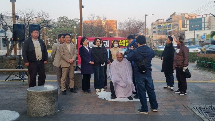 더불어민주당 이규섭 경남 진주시의원이 윤석열 대통령 탄핵 인용을 촉구하며 삭발하고 있다. 더불어민주당 경남도당 제공