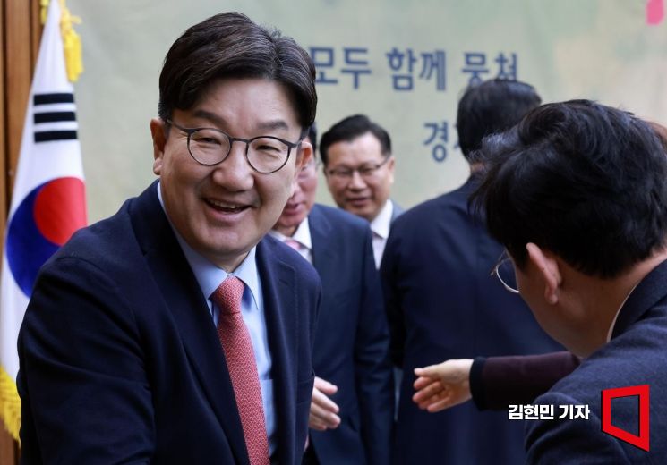 [포토] 원내대책회의 참석하는 권성동