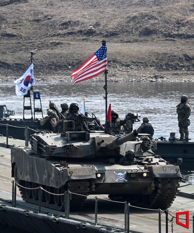 지난 3월20일 경기 연천군 임진강 일대 석은소 훈련장에서 열린 한미 연합 제병협동 도하훈련에서 K1E1전차가 180m 길이의 연합부교를 건너고 있다. 2025년 전반기 한미 연합연습의 일환으로 실시된 이번 훈련에는 국군 5·7공병여단과 미2사단, 한미연합사단 등 총 600여 명의 장병이 참가했다. 2025.03.20 사진공동취재단