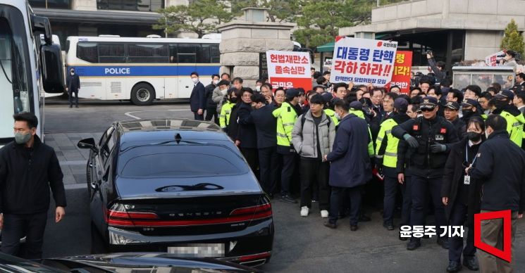 [포토] 국민의힘, 출근하는 재판관 앞에서 피켓 '번쩍'