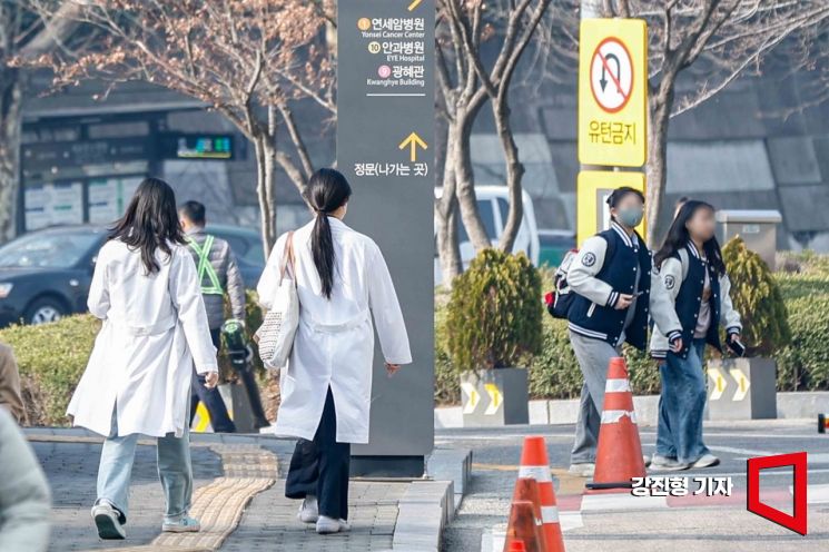 연세대·고려대·경북대 등 일부 의대가 복귀 '데드라인'으로 제시한 날이 다가온 21일 서울 서대문구 연세대학교 의과대학에서 학생들이 이동하고 있다. 2025.3.21. 강진형 기자