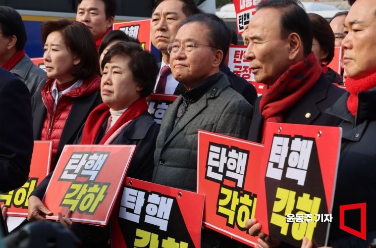 여야 정쟁 최전선…전쟁터 된 헌재 앞