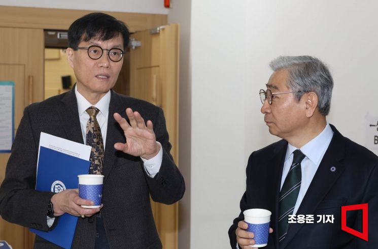 [포토] 대화하는 윤동섭 총장과 이창용 총재
